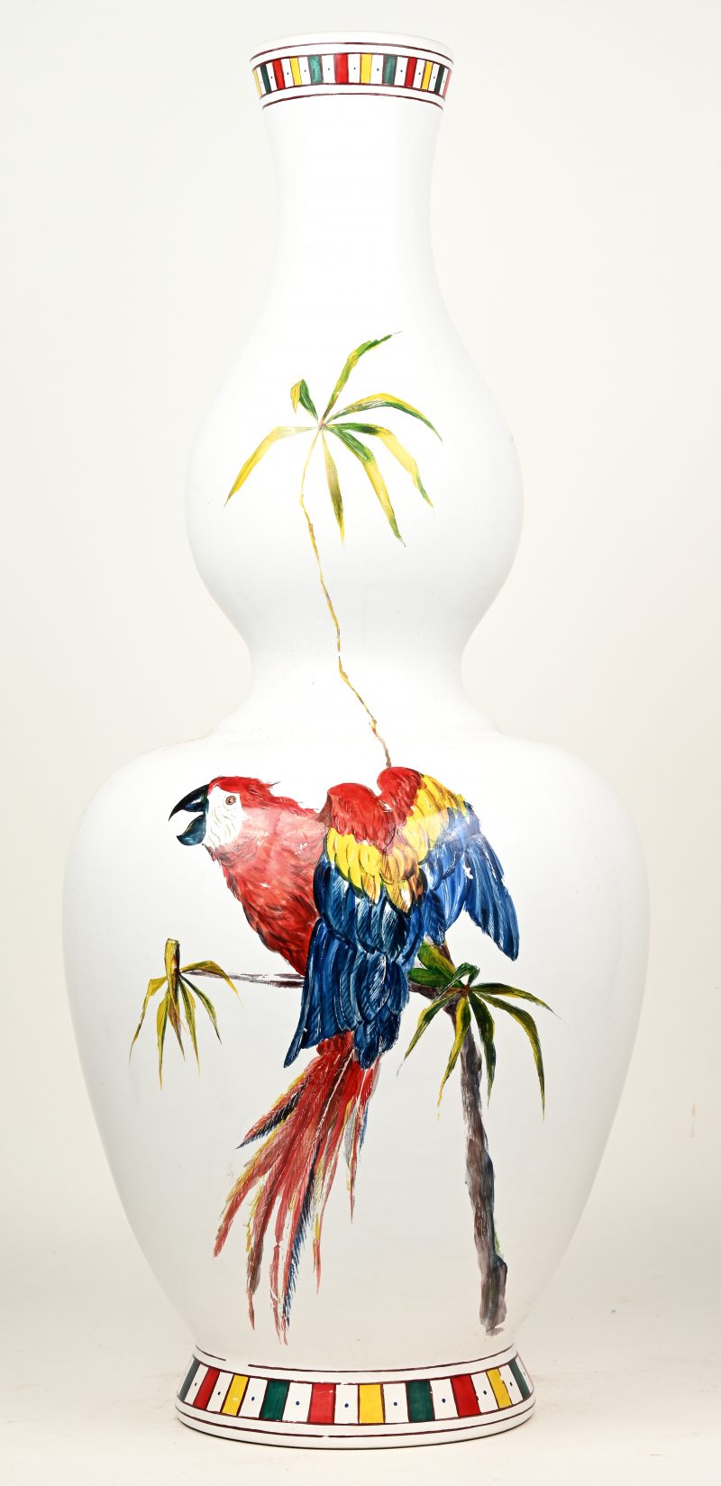 Een kalebasvaas met handgeschilderd decor van een papegaai. Onderaan gemerkt ‘Porcelaine de Bruxelles’. Pièce Uniqe.