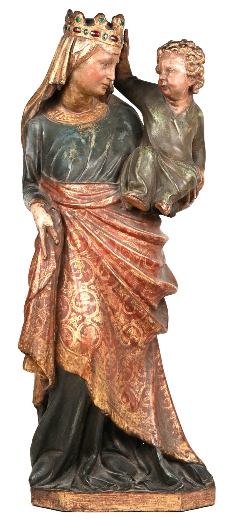 Een Madonna met kind van gepolychromeerd terracotta.