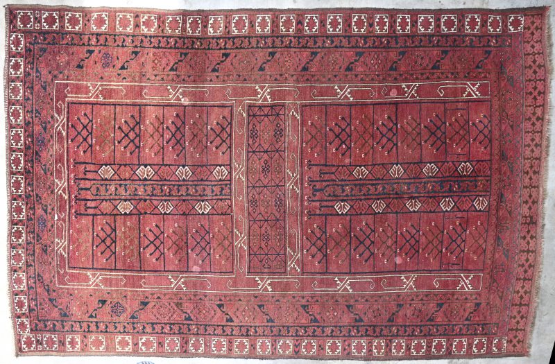 Een handgeknoopt Pakistaans wollen karpet.