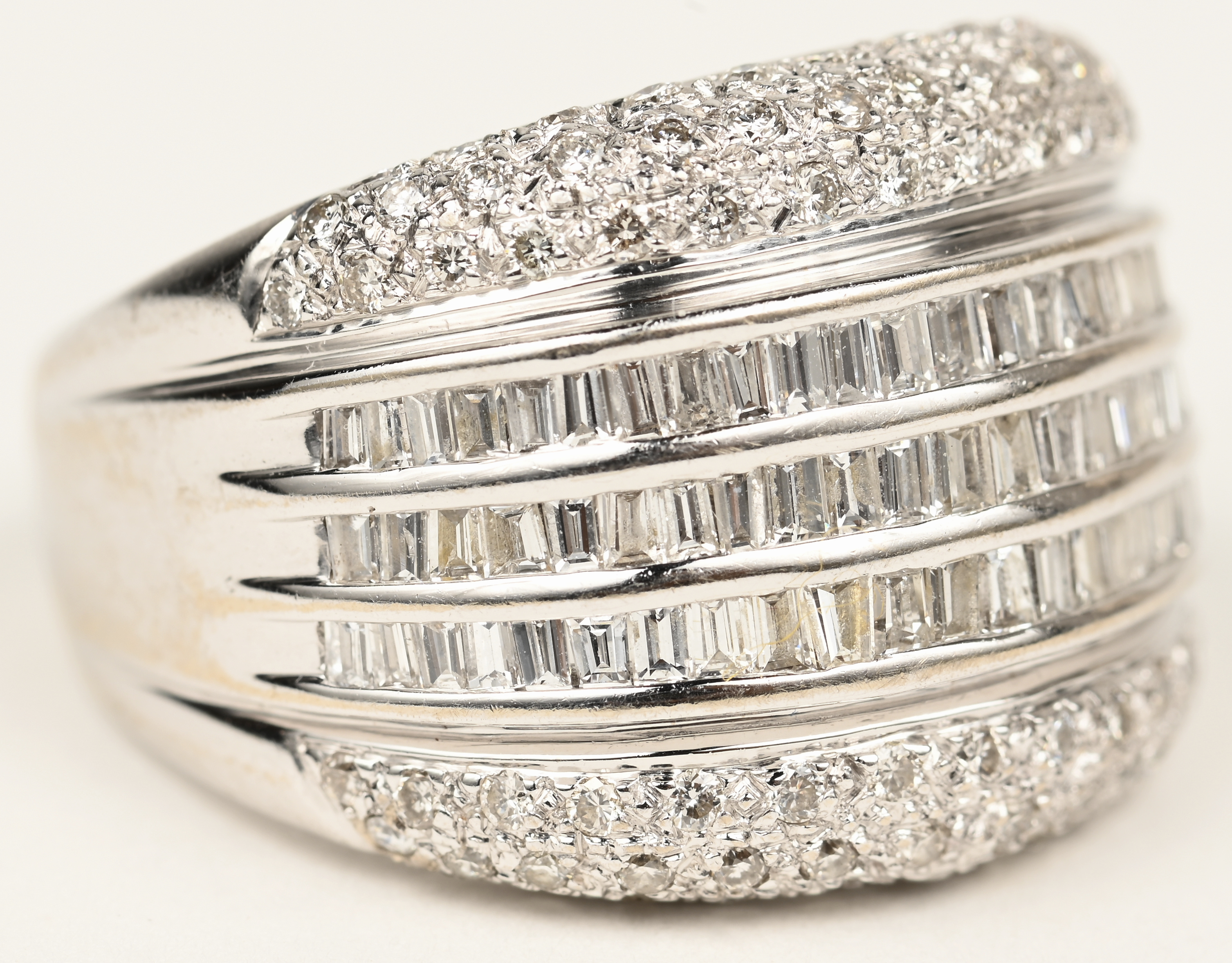 Heel boos Bejaarden zwaarlijvigheid Een 18 K witgouden ring bezet met briljanten met en gezamenlikk gewicht van  +- 1,70 ct. en diamant baguetten met een gezamenlijk gewicht van +- 1,95  ct. – Jordaens N.V. Veilinghuis