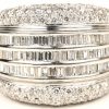 Een 18 K witgouden ring bezet met briljanten met en gezamenlikk gewicht van +- 1,70 ct. en diamant baguetten met een gezamenlijk gewicht van +- 1,95 ct.