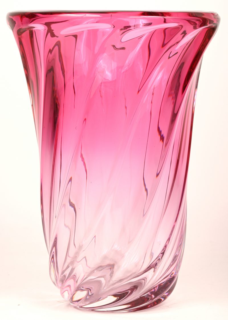 Een moderne kristallen vaas met getorste ribben, in de massa rood gekleurd. Onderaan gemerkt.