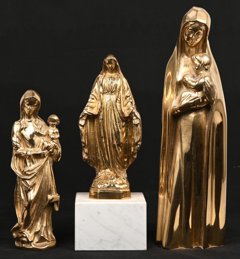 Drie diverse Madonnabeelden van messing.