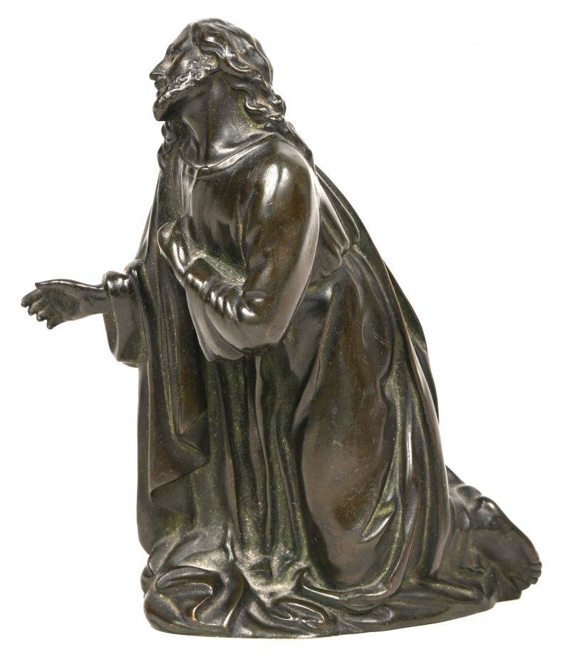 Bronzen beeldje van een lijdende Christus. Donker patina.