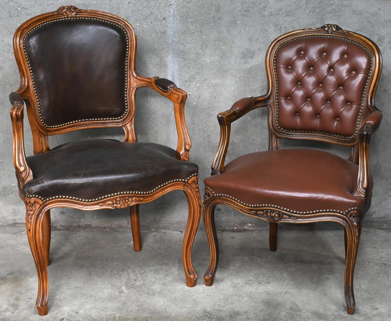Twee diverse notenhouten fauteuils in Lodewijk XV-stijl. Met bruin leder bekleed.