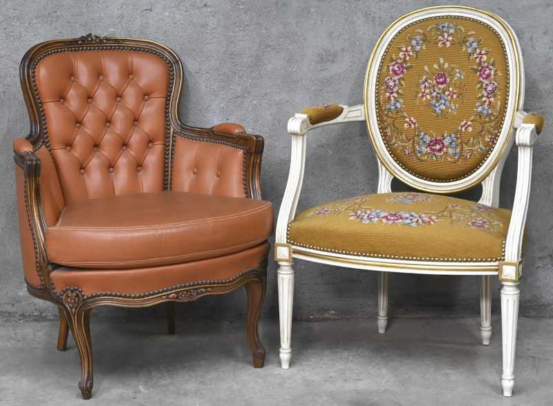 Twee diverse notenhouten fauteuils in Lodewijk XV-en Lodewijk XVI-stijl. Met bruin leder en met tapisserie bekleed.