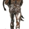 “L’enfant retrouvé”. Een gepatineerd bronzen beeld. Met vermelding ‘Médaille Beaux-Arts 1881” en “Acquis par la ville de Paris”. Gesigneerd.