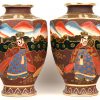 Een paar zeshoekige vazen van Satsuma-aardewerk, versierd met decor van figuren. Begin XXe eeuw.
