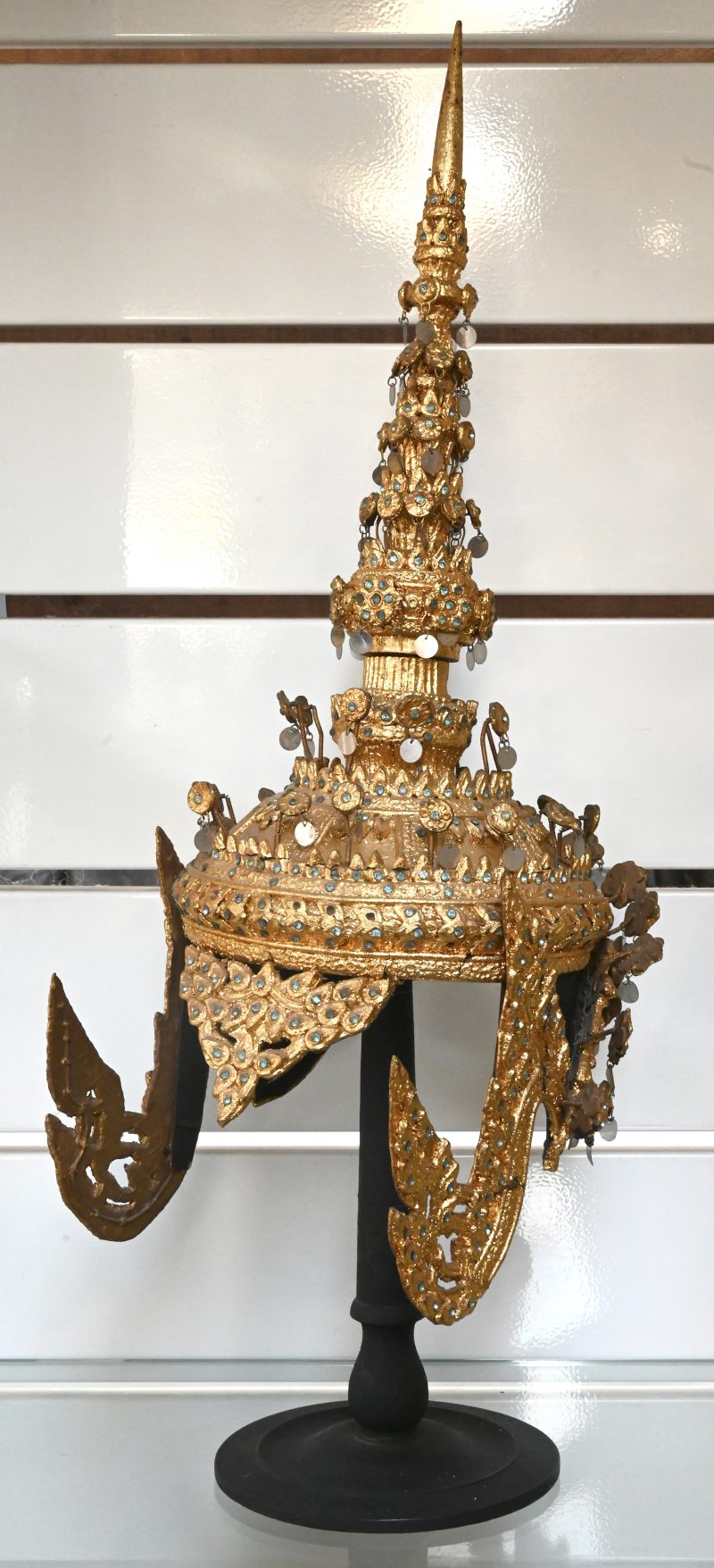 Een verguld Thais Boeddhistisch hoofddeksel met glazen kraaltjes en spiegeltjes.