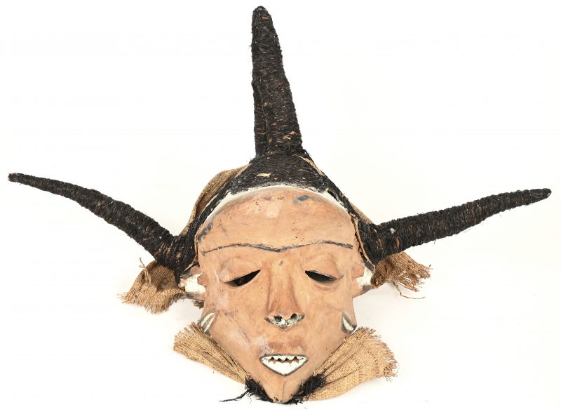 Een deels witgepatineerd houten masker met jute en touw.