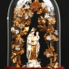 Twee antieke glazen stolpen, waarbij één met kunststoffen beeldje van de O.L.V. van Lourdes en de andere met Madonnabeeldje van Brussels porselein