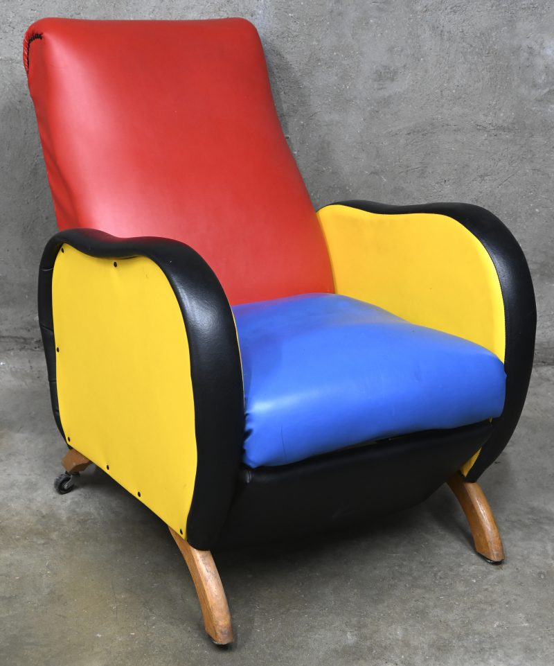 Een kunstlederen fauteuil in vier kleuren.Eén wieltje manco.