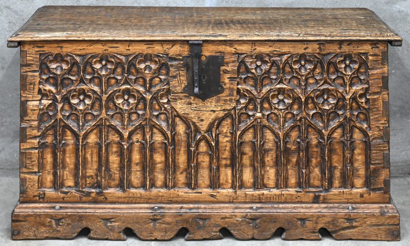 Engelse eikenhouten koffer in neogotische stijl. XIXe eeuw.