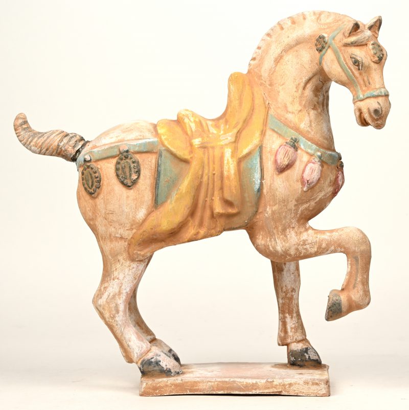 Een paard van gepolychromeerd terracotta naar voorbeeld uit de Tang-periode.