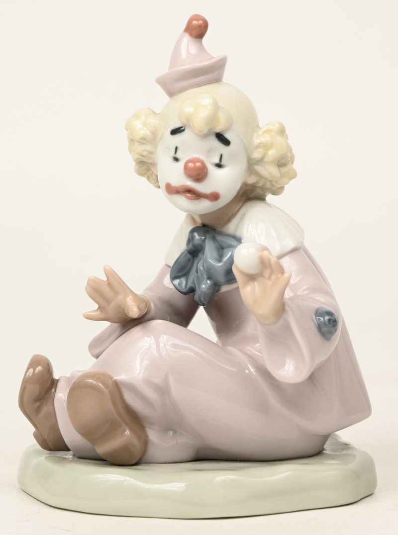 “Clown”. Een beeldje van meerkleurig Spaans porselein. Gemerkt en gedateerd 1985.