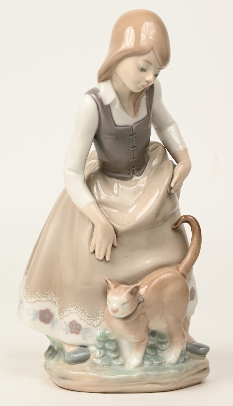“Meisje met kat”. Een beeldje van meerkleurig Spaans porselein. Gemerkt en gedateerd 1977.