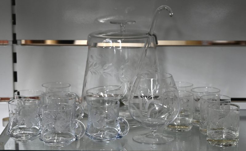 Een geslepen punchbowl met bijpassende glazen en kopjes.