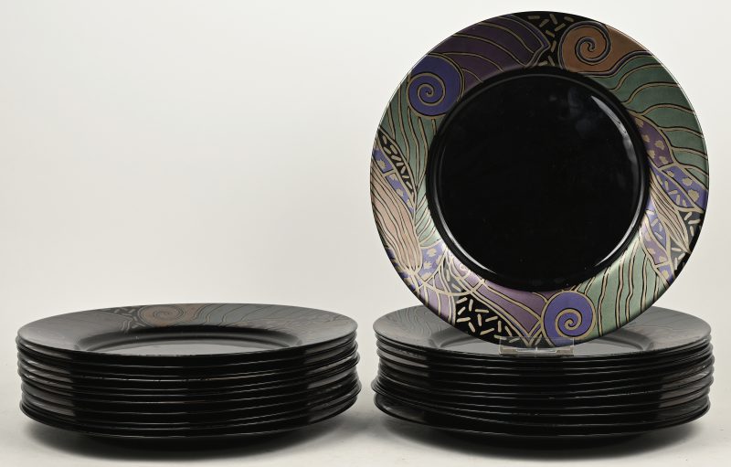 Een lot zwart glazen borden met meerkleurig gedecoreerde vleugel. Onderaan gemerkt. Jaren ‘80.