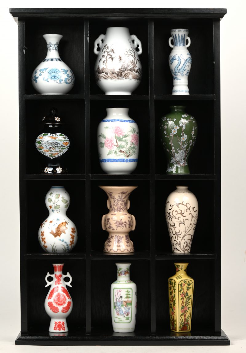 Een lot van twaalf miniatuur Chinees porseleinen vaasjes. In hangkastje
