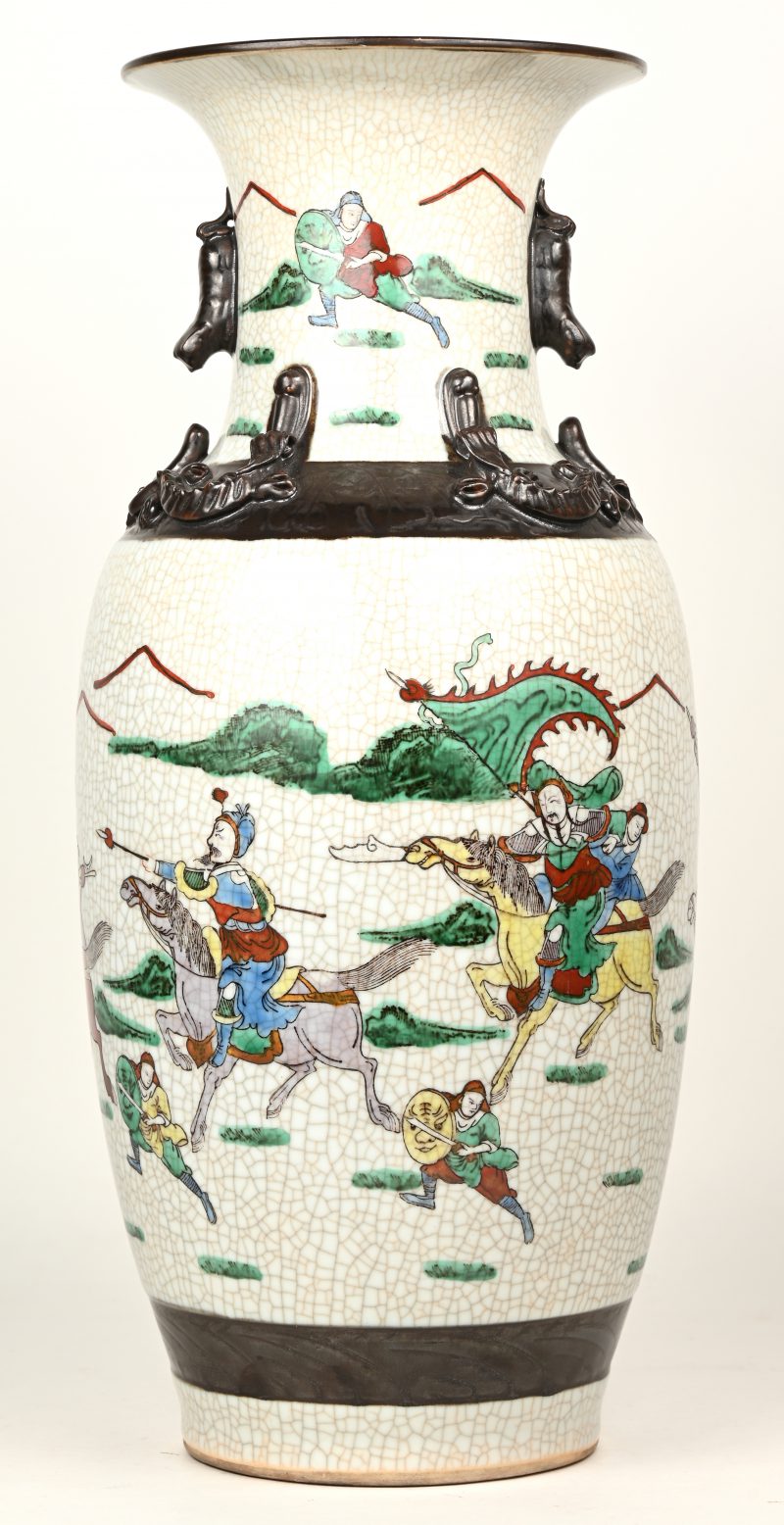 Een balustervaas van Nankin-aardewerk.