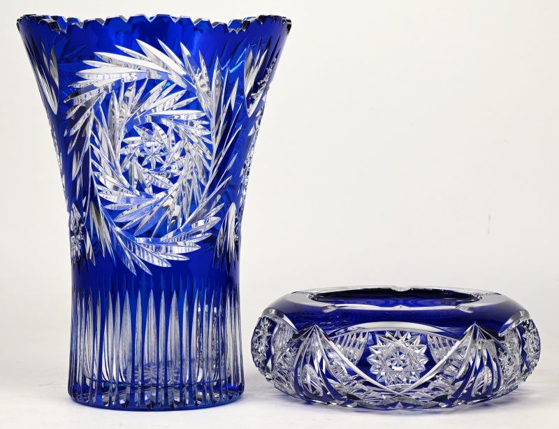 Een vaas en een asbak van geslepen en blauw gedubbeld Boheems kristal.
