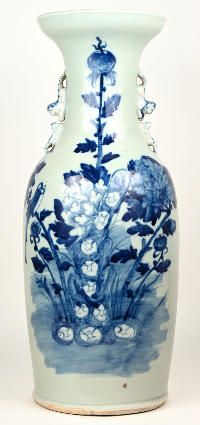 Een balustervaas van Chinees porselein met een blauw op wit decor van bloemen.