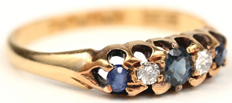 Een 18 K geelgouden ring bezet met twee briljanten en drie saffieren met een gezamenlijk gewicht van +- 0,25 ct.