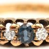 Een 18 K geelgouden ring bezet met twee briljanten en drie saffieren met een gezamenlijk gewicht van +- 0,25 ct.