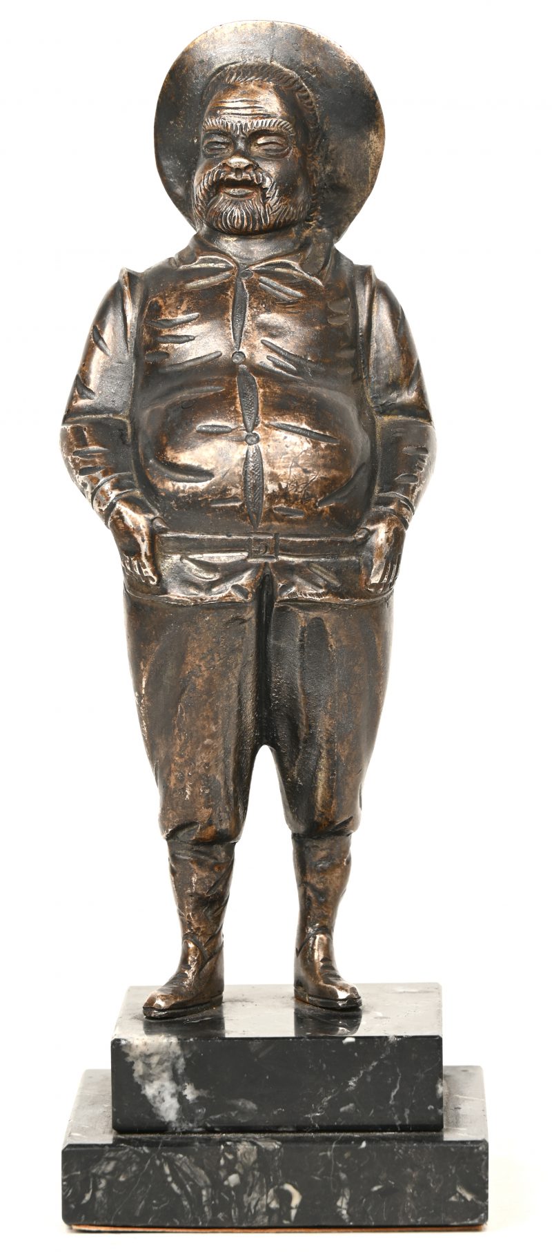 “Man met hoed”. Een bronzen beeldje op marmeren sokkel.