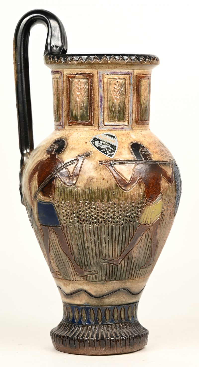 Een aardewerken kan met decor van oogstende Egyptenaren. Onderaan gemerkt, en met wapenschild ‘Puratos’.