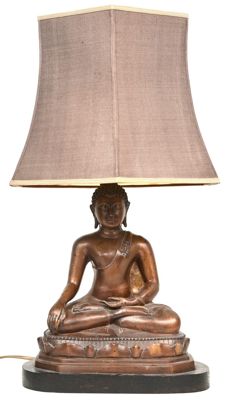Een Bronzen Boeddha met lamp gemonteerd achteraan.