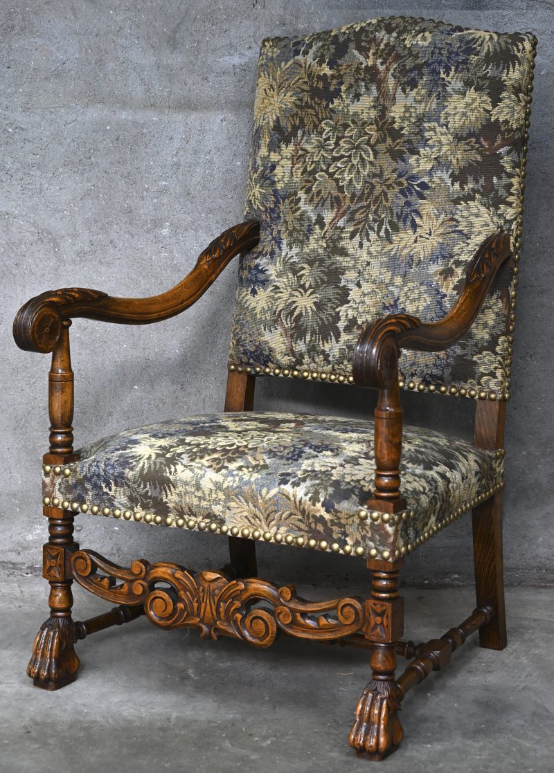 Armstoel in Lodewijk XIII-stijl bekleed met naaldwerk.