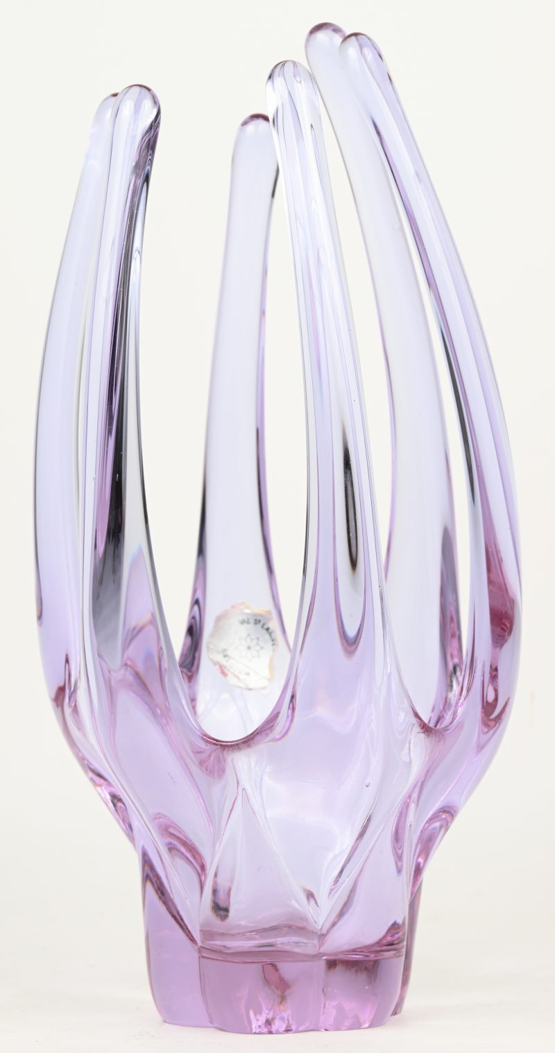 Een gegoten kristallen vaas met 6 armen, paars in de massa.