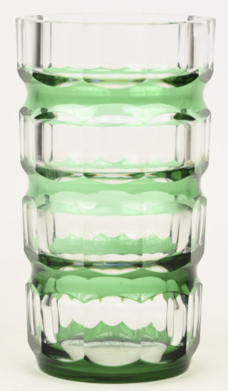 Een vaas van geslepen en groen gedubbeld kristal. Vermoedelijk Val Saint-Lambert, maar zonder merk.