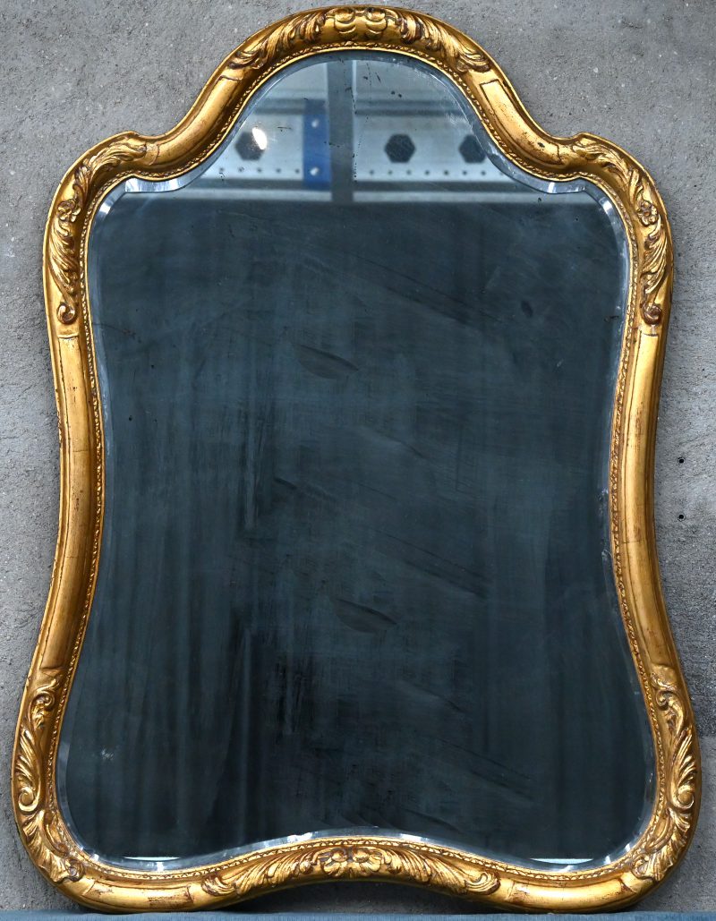 Een verguld houten spiegel in Régencestijl.