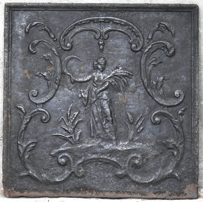 Een gietijzeren haardplaat met allegoriscge voorstelling op de oogst. XVIIIe eeuw.