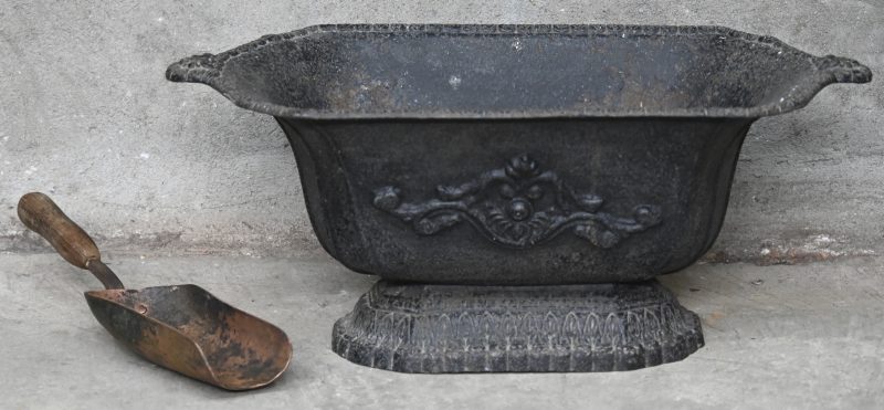 Een XVIIIe eeuwse gietijizeren kolenbak. Met schep.