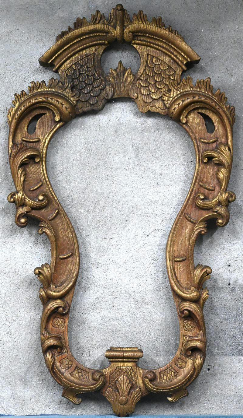 Een verguld houten spiegellijst in barokke stijl.