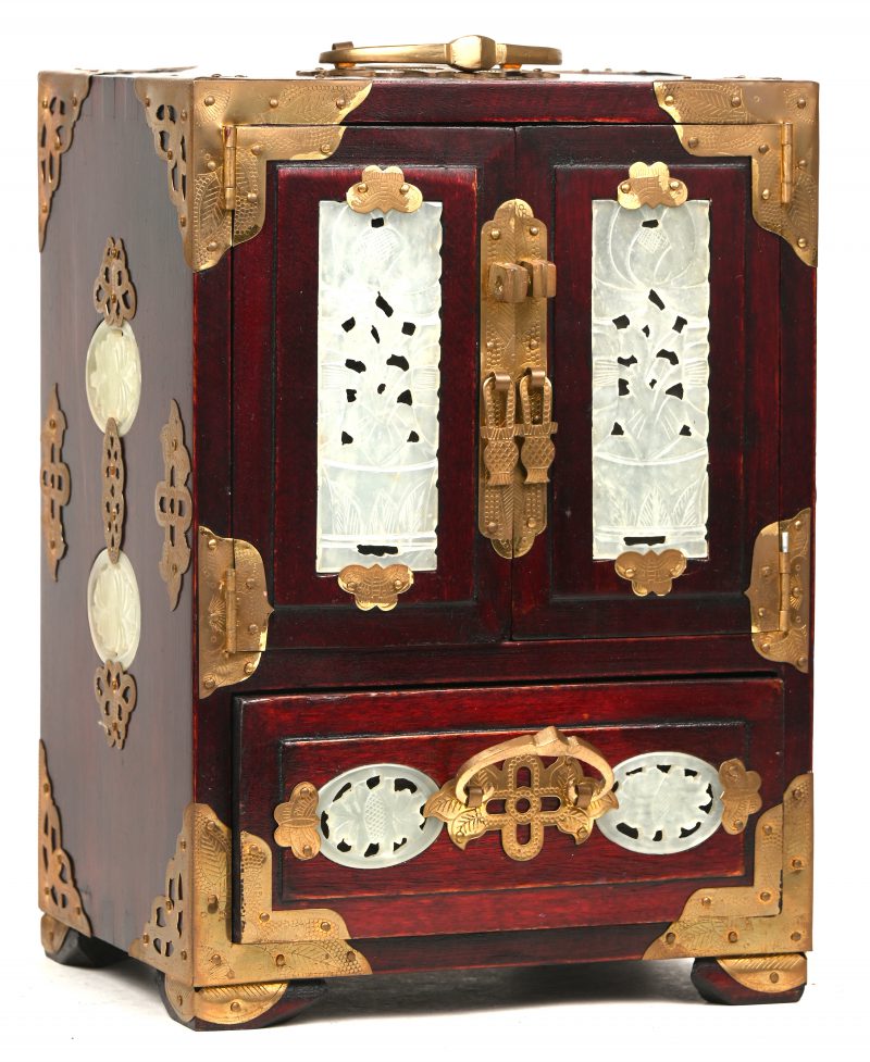 Een Chinees juwelenkastje, versierd met jade plaquettes en met messingen beslag. Met slotje.