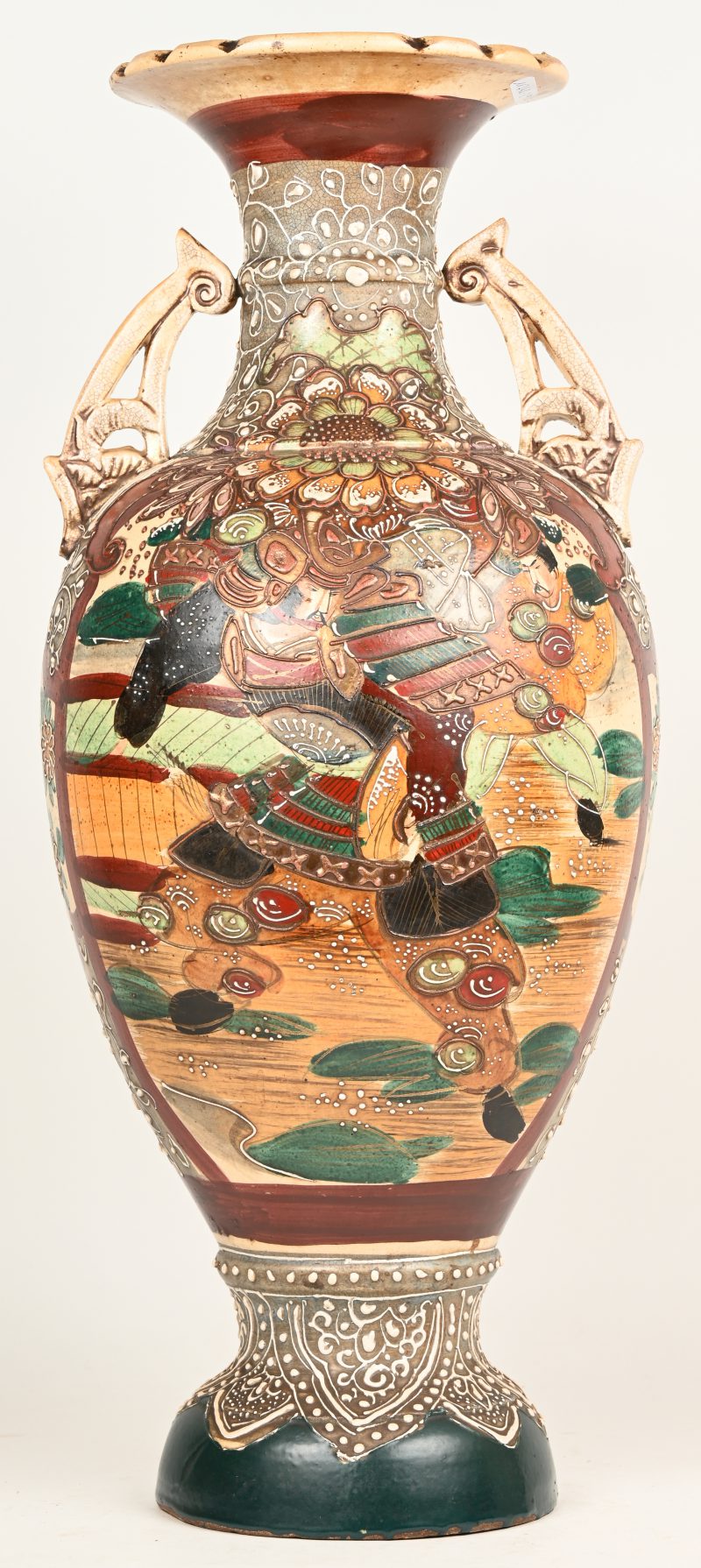 Een vaas van Satsuma-aardewerk met krijgers in het decor. Onderaan gemerkt.