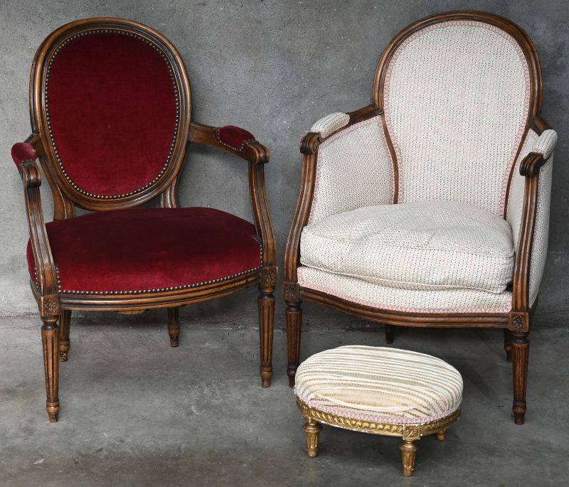 Een notenhouten armstoel en een fauteuil in Lodewijk XVI-stijl. We voegen er een verguld voetenbankje aan toe.