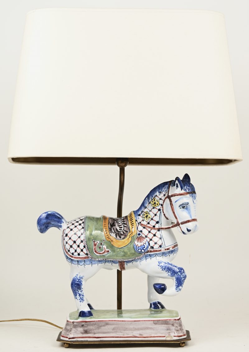 Een meerkleurig Delfts(?) aardewerken paardje. Gemonteerd op een lampenvoet. Kleine schilfer aan de basis.