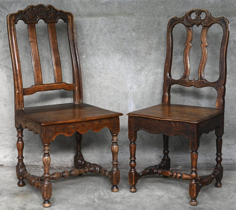 Twee verschillende antieke gebeeldhouwd eikenhouten stoelen.