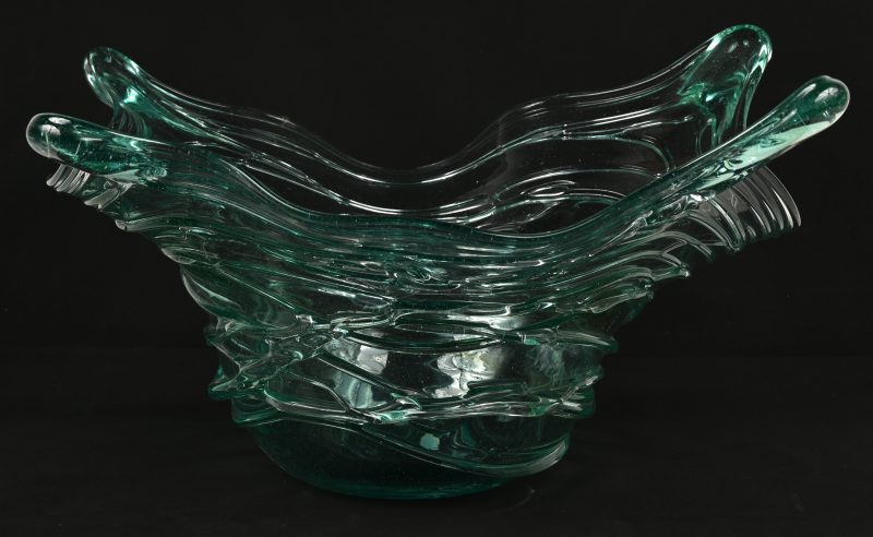 Met de tang gebogen Italiaanse glazen schaal.