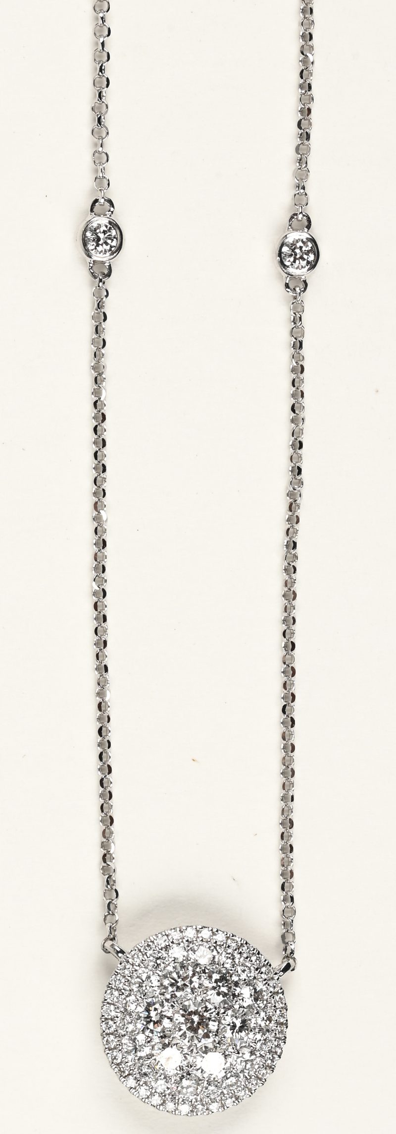 Een 18 K witgouden ketting met hanger bezet met briljanten met een gezamenlijk gewicht van +- 0,56 ct.