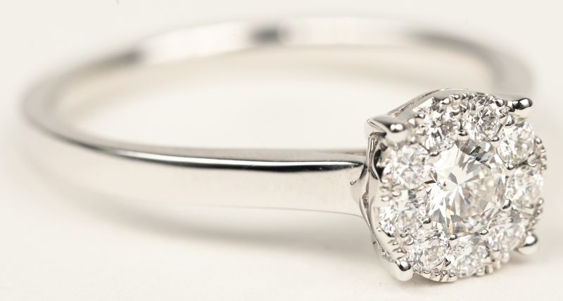 Een 18 K witgouden ring bezet met briljanten met een gezamenlijk gewicht van +- 0,38 ct.