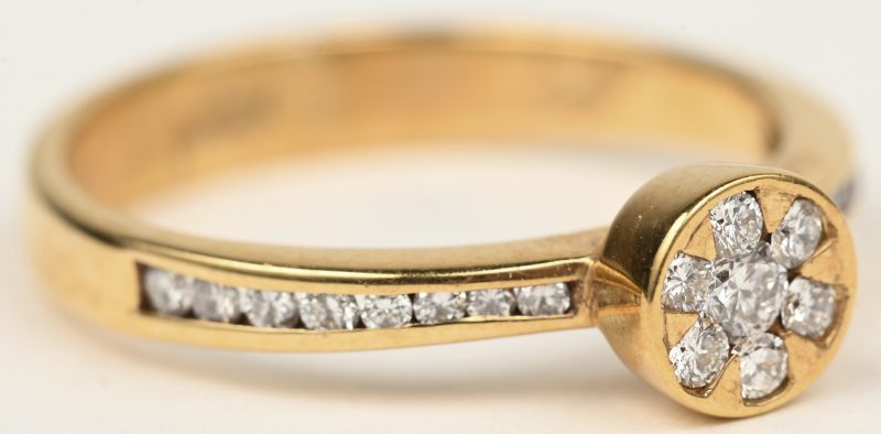 Een 18 K geelgouden ring bezet met briljanten met een gezamenlijk gewicht van +- 0,33 ct.