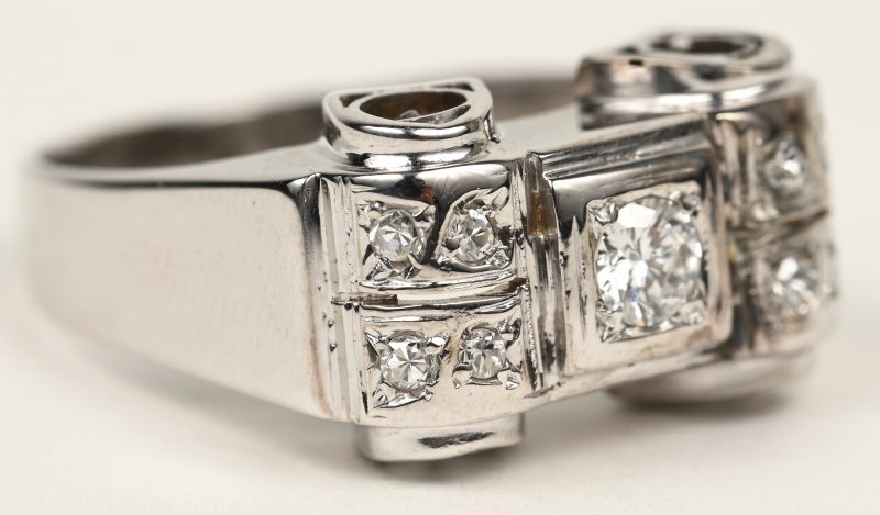 Een 18 K witgouden ring bezet met briljanten met een gezamenlijk gewicht van +- 0,42 ct.