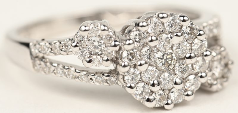 Een 18 K witgouden ring bezet met briljanten met een gezamenlijk gewicht van +- 0,60 ct.