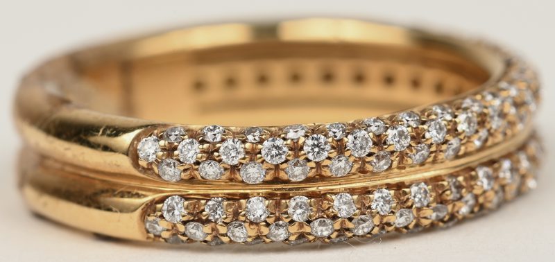 Een 18 K geelgouden ring bezet met briljanten met een gezamenlijk gewicht van +- 0,62 ct.